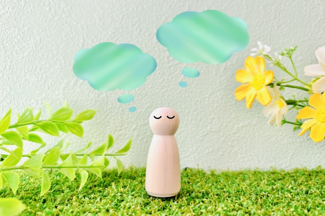 花と緑のあるリラックスした空間で考える人のイメージ