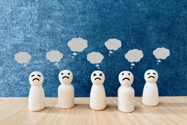 様々な不安や悩みを抱えている人々のイメージ