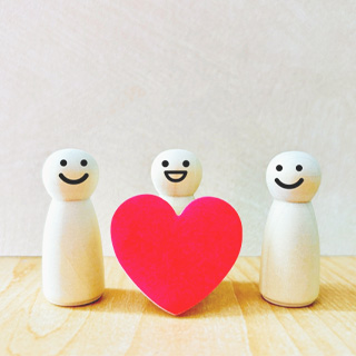 安心して相談できる環境を表した人形とハートのイメージ