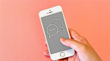 スマホを使ってチャットで相談をする手元