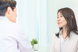 穏やかな表情で産業医と面談をするスーツを着た女性のイメージ