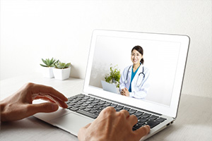 パソコンのモニターから医師が面談をしているイメージ